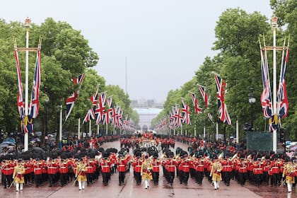 El desfile se remonta al reinado de Jorge II en el siglo XVIII y participan 1400 soldados, 200 caballos y 400 músicos.