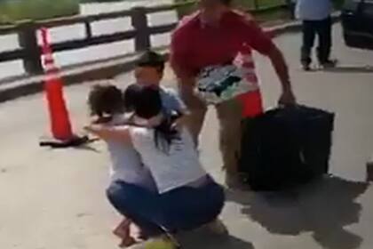 El desgarrador encuentro entre una madre y sus dos hijos en la frontera