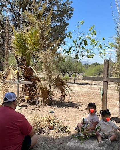 El desgarrador posteo de Darío Barassi con sus hijas visitando el cementerio donde enterró a su mamá: “Necesitaba venir con ellas” (Foto: Instagram/@Darío Barassi)