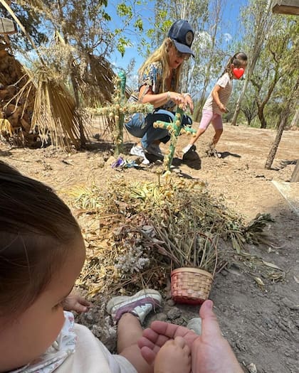 El desgarrador posteo de Darío Barassi con sus hijas visitando el cementerio donde enterró a su mamá: “Necesitaba venir con ellas” (Foto: Instagram/@Darío Barassi)