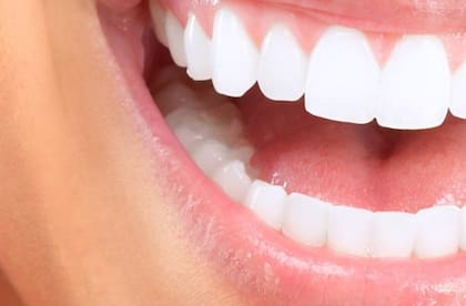 El desgaste del esmalte puede causar sensibilidad dental. Es importante elegir correctamente los productos para el cuidado oral y consultar con un profesional