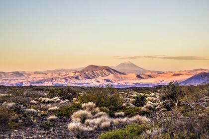 El desierto volcánico de alrededor de la cueva