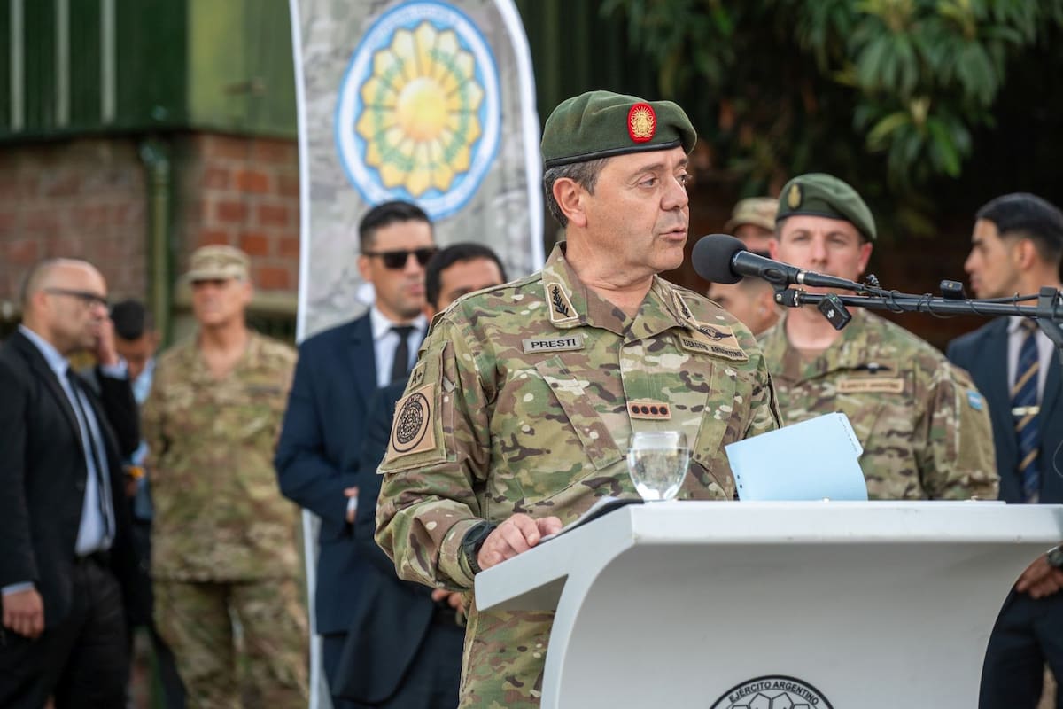 El designado ministro de Defensa, teniente general Carlos Alberto Presti, en la presentación del los nuevos vehículos blindados para el Ejército