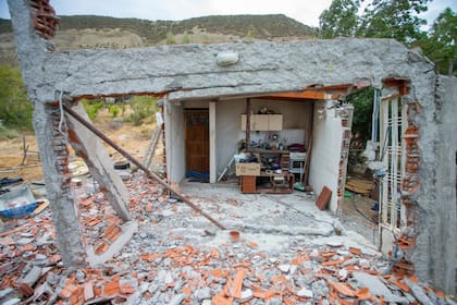 El deslizamiento de la ladera provocó daños estructurales severos y derivó en la declaración oficial de emergencia geológica por un plazo inicial de 90 días