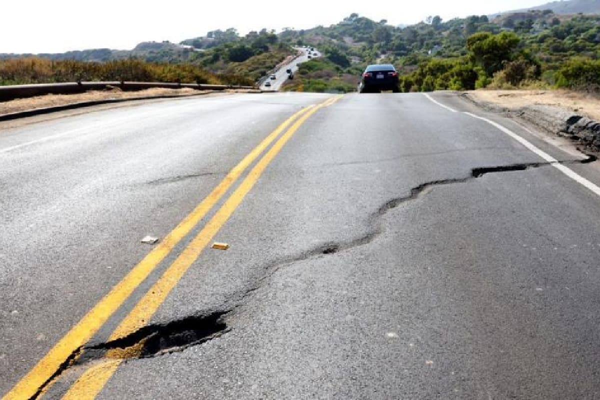 El deslizamiento de tierra también ha dañado la carretera que cruza la península de Rancho Palos Verdes