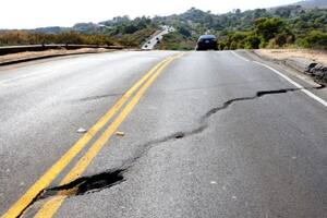 El deslizamiento de tierra también ha dañado la carretera que cruza la península de Rancho Palos Verdes