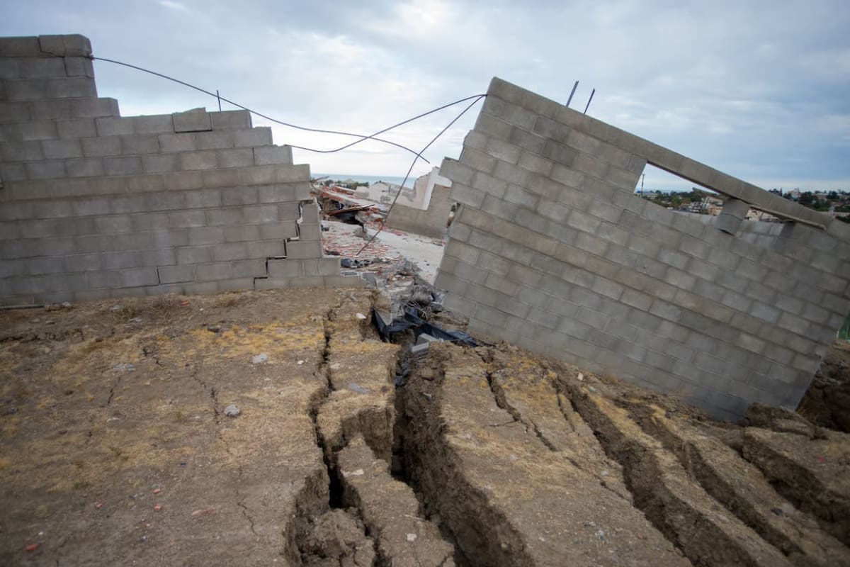 El deslizamiento del cerro Hermitte provocó grietas estructurales y obligó al vallado de 1600 metros en la zona de desastre