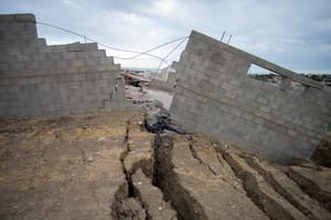 El deslizamiento del cerro Hermitte provocó grietas estructurales y obligó al vallado de 1600 metros en la zona de desastre
