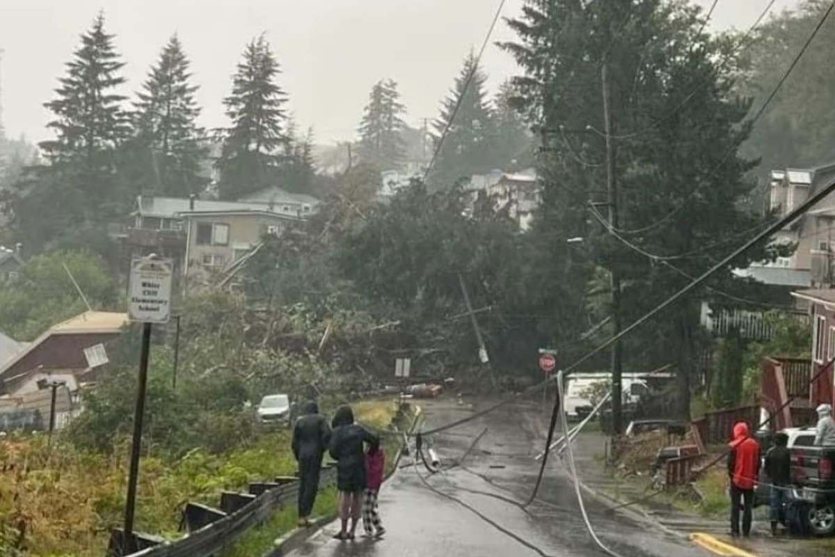 El deslizamiento provocó al menos un muerto y tres heridos