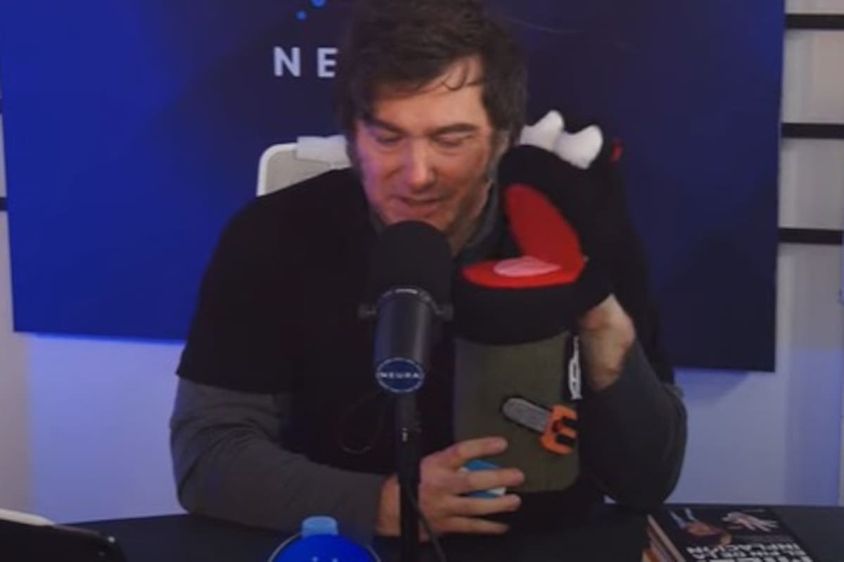 El desopilante video de Milei con una marioneta en plena entrevista.