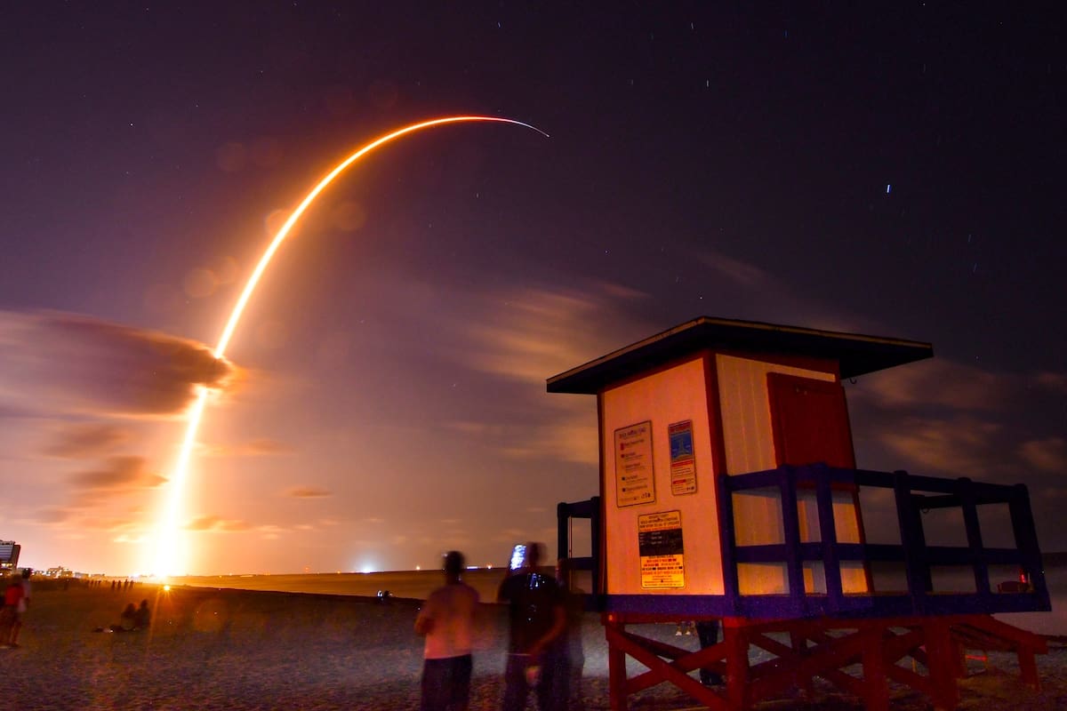 El despegue de SpaceX de Cabo Cañaveral visto desde Cocoa Beach, Florida; la foto tiene una exposición de algo más de 2 minutos