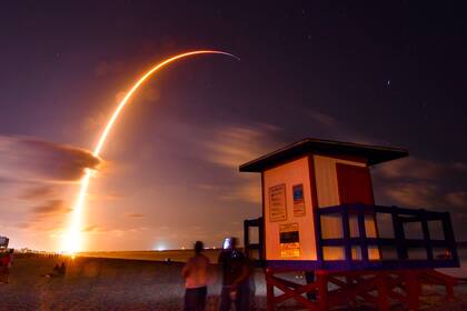 El despegue de SpaceX de Cabo Cañaveral visto desde Cocoa Beach, Florida; la foto tiene una exposición de algo más de 2 minutos