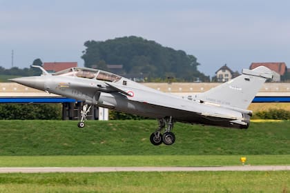El despegue de un Rafale B, el avión de combate de la firma aeroespacial Dassault que estuvo involucrado en un insólito incidente con fallas técnicas y humanas