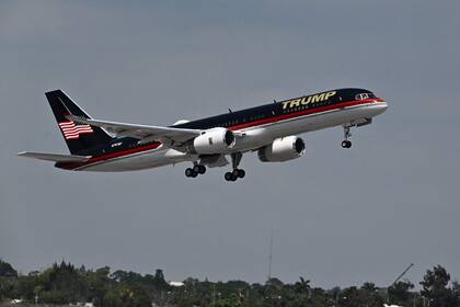 El despegue del avión de Trump desde Florida
