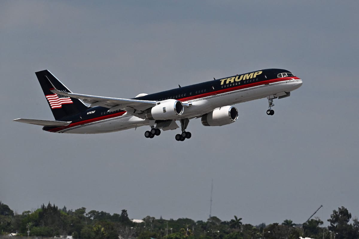 El despegue del avión de Trump desde Florida