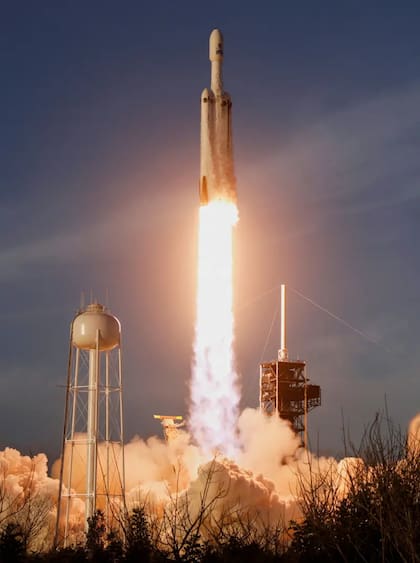El despegue del cohete Falcon Heavy de SpaceX que transporta el telescopio espacial Nancy Grace Roman de la NASA