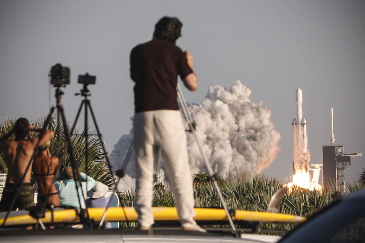 El despegue del Falcon Heavy de SpaceX fue seguido de cerca en Cabo Cañaveral, Florida, donde regresaron dos impulsores, mientras que el tercero aterrizó en una plataforma en medio del océano Atlántico
