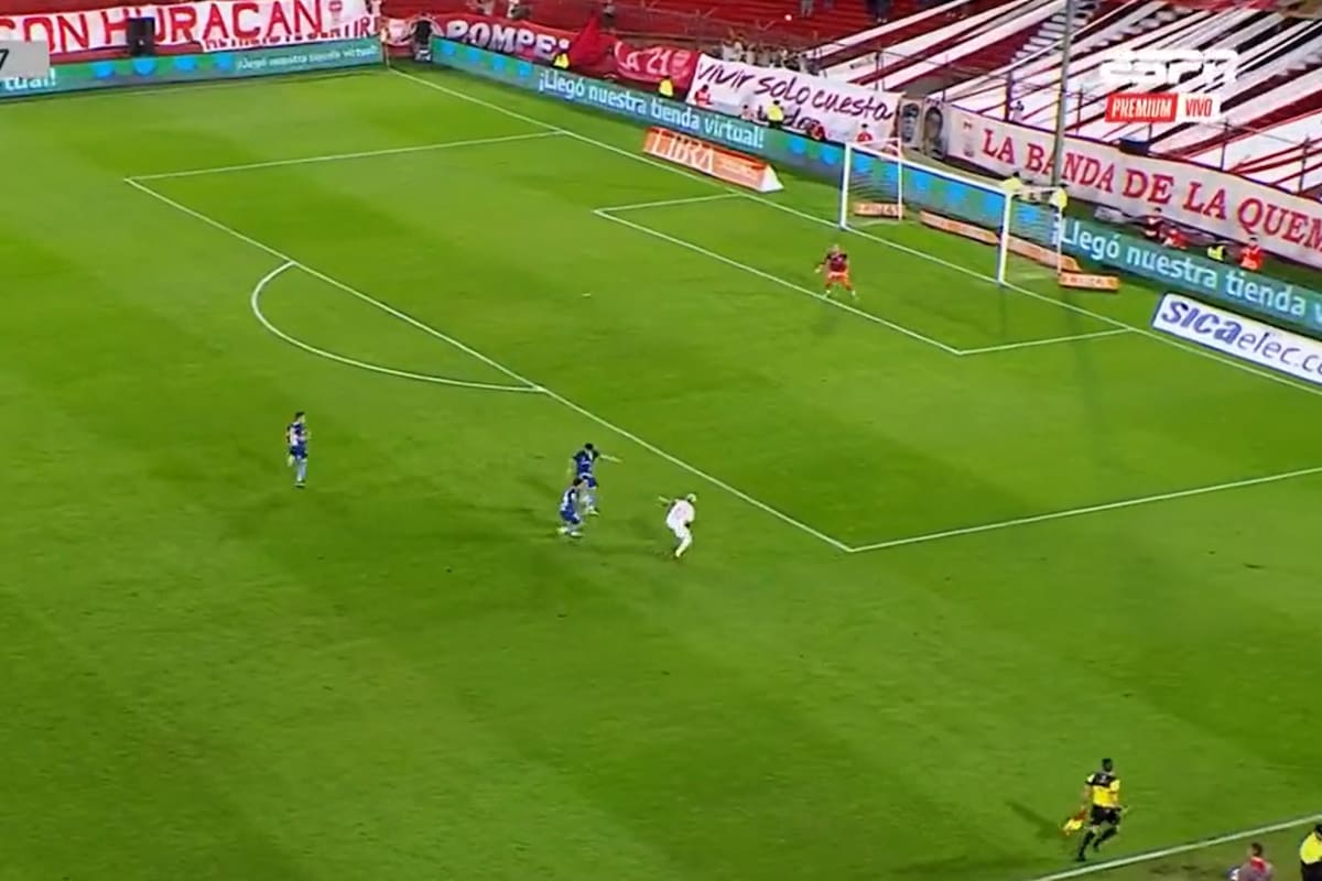 El despeje de Tiago Banega pega en Lautaro Guzmán y volverá a Juan Gauto, que asistirá a Matías Cóccaro en el gol de Huracán para el 1-1 parcial ante Arsenal, por la Liga Profesional.