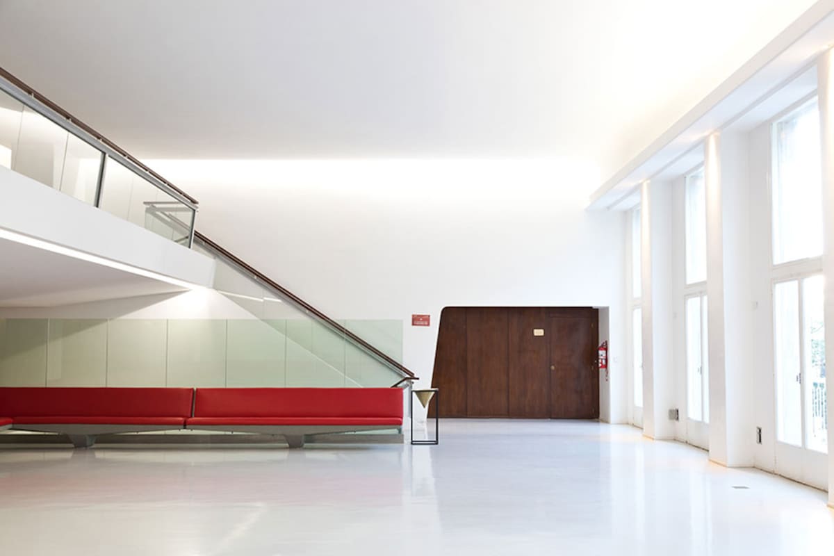 El despeje del primer piso permite que ahora se use para agasajar a espectadores con una copa en intervalos, aprovechando balcones y ventanales.