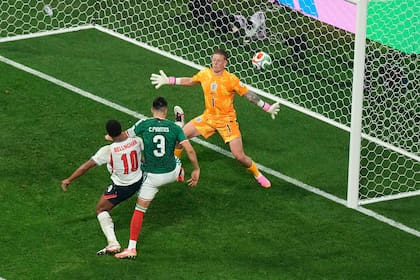 El despeje salvador de Jude Bellingham tras el remate de César Montes contra Jordan Pickford en el Azteca