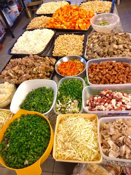 El despliegue de ingredientes. "Lleva mucho tiempo hacer un locro", dice Luz Argibay.