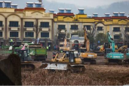 El despliegue de trabajadores y máquinas para la construcción del nuevo hospital fue inmediato