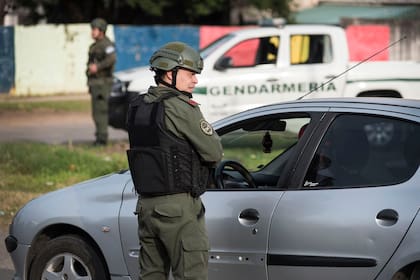 El despliegue empezó el lunes tibiamente en los barrios Municipal y La Tablada, algunos de los escenarios donde arrecia la guerra entre los clanes Funes y Caminos, responsables de buena parte de los homicidios que hicieron saltar las estadísticas