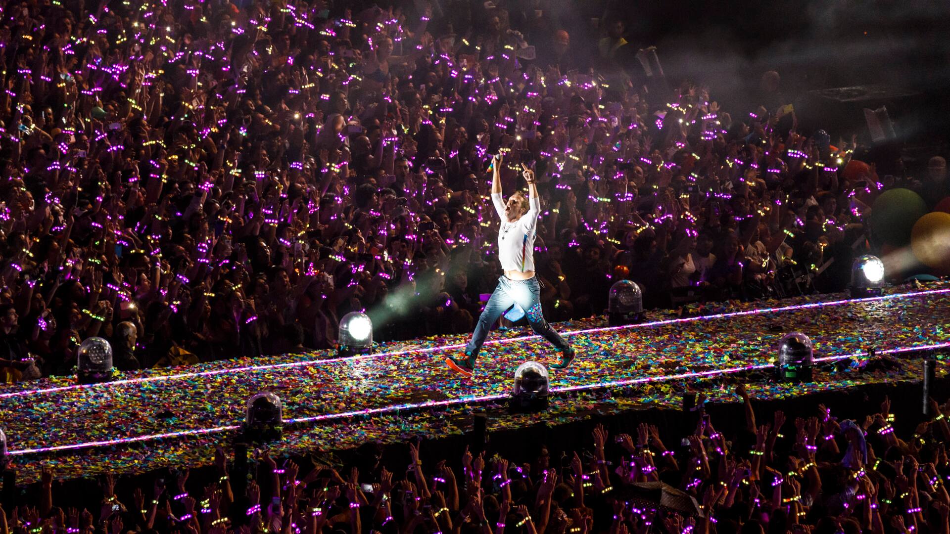 El despliegue escénico de Coldplay y la novedosa tecnología que usa para permitir que el público participe del recital es otro de los atractivos para quienes no van frecuentemente a grandes shows de estadio