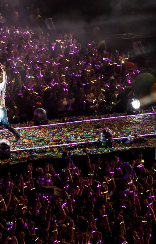 El despliegue escénico de Coldplay y la novedosa tecnología que usa para permitir que el público participe del recital es otro de los atractivos para quienes no van frecuentemente a grandes shows de estadio