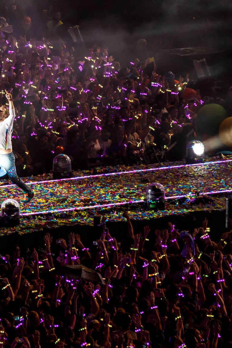 El despliegue escénico de Coldplay y la novedosa tecnología que usa para permitir que el público participe del recital es otro de los atractivos para quienes no van frecuentemente a grandes shows de estadio