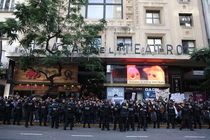 El despliegue policial sobre el final de la concentración pacífica en defensa del Instituto Nacional del Teatro