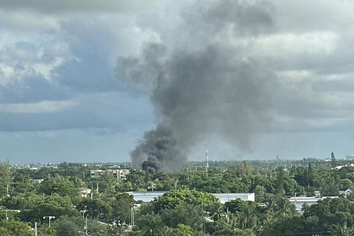 El desplome del helicóptero generó una imponente columna de humo que se vio desde varios puntos de Pompano Beach