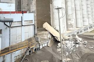 Colapsó la pared de un silo de casi 100 años en un puerto cerealero