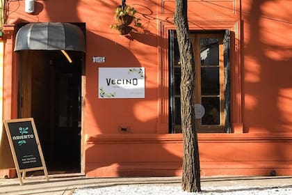 El desprevenido tranquilamente puede pasar por la puerta de Rioja 3053 y pasar de largo. Es algo que nos gusta de Vecino.