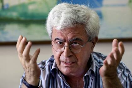 El destacado escritor e intelectual libanés Elias Khoury habla durante una entrevista con The Associated Press en su oficina del Instituto de Estudios Palestinos en Beirut, Líbano, el viernes 8 de agosto de 2014. (Foto AP/Bilal Hussein, Archivo)