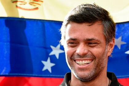 El destacado político opositor venezolano Leopoldo López sonríe mientras habla con la prensa