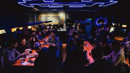 El Destello Bar es un popular espacio con gastronomía y arcades retro