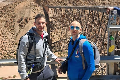 El destino unió a Javier con Nicolás en una serie de coincidencias y juntos emprendieron una odisea cuyo objetivo es mostrar a la Argentina en toda su majestuosidad.
