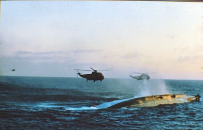 El destructor Coventry, último de los tres primeros enviados a Malvinas. Se hunde en las aguas del Atlántico Sur.