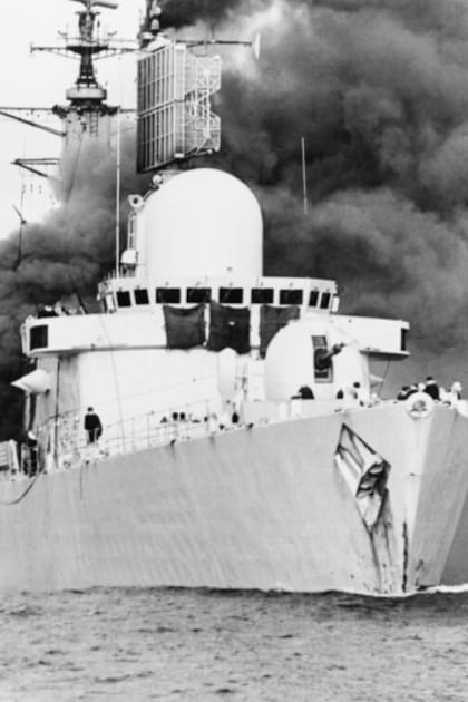 El destructor (D-80) HMS Sheffield alcanzado por un misil Exocet se convirtió en la primera unidad naval británica puesta "fuera de combate" en la guerra de Malvinas. (Royal Navy).