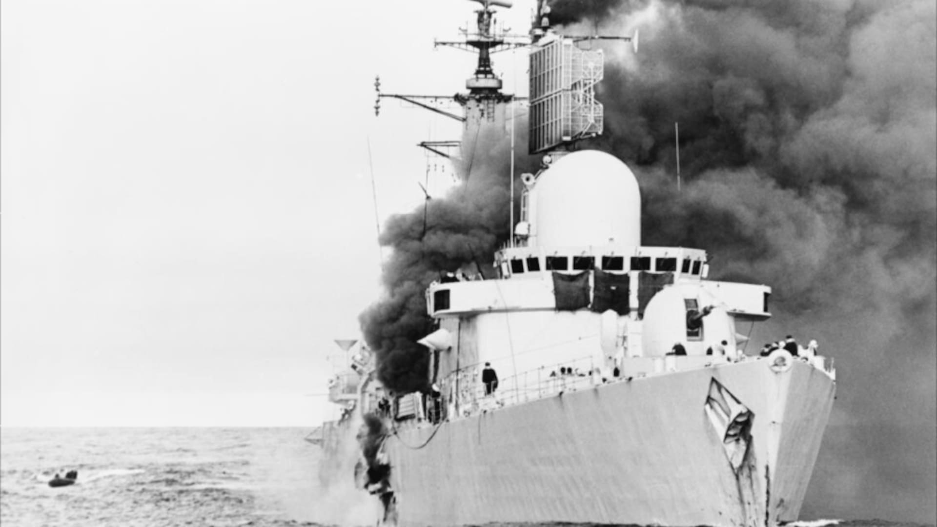 El destructor (D-80) HMS Sheffield alcanzado por un misil Exocet se convirtió en la primera unidad naval británica puesta "fuera de combate" en la guerra de Malvinas. (Royal Navy).