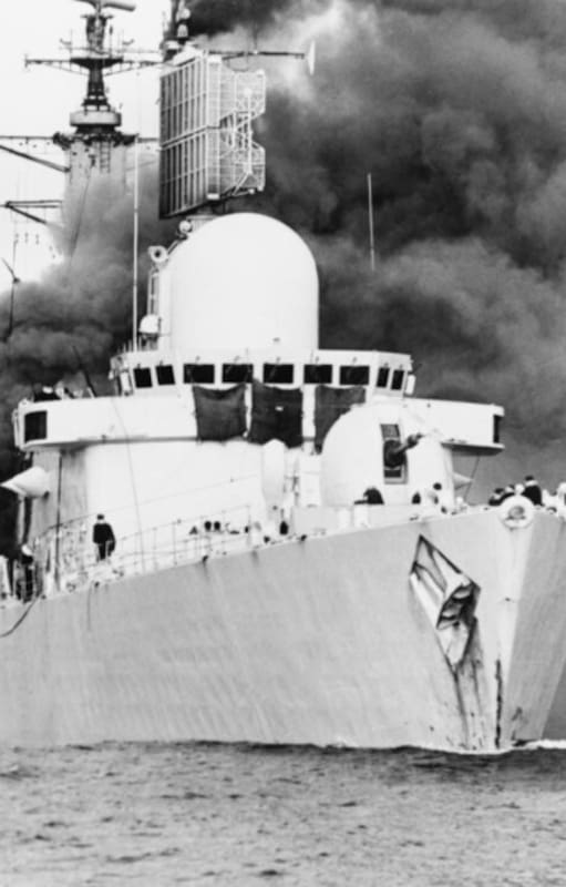 El destructor (D-80) HMS Sheffield alcanzado por un misil Exocet se convirtió en la primera unidad naval británica puesta "fuera de combate" en la guerra de Malvinas. (Royal Navy).