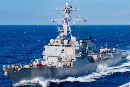 El destructor USS “Gridley” escolta al portaviones USS Nimitz en su gira por América Latina, donde tiene una parada en la Argentina