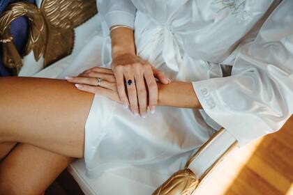 El detalle azul para
el día de su casamiento fue
un anillo con una piedra de
ese color.
