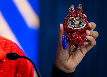 El detalle de "Billie Jean Bling", el muñeco Labubu de la tenista japonesa Naomi Osaka