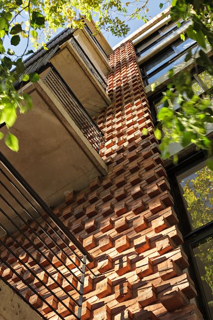 El detalle de encastre de los ladrillos que caracteriza a la construcción