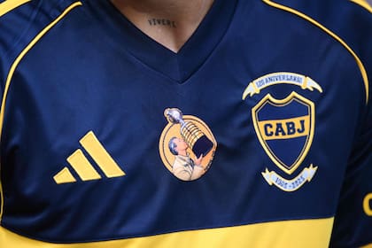 El detalle de la camiseta de Leandro Paredes que muestra una imagen del fallecido entrenador de Boca, Miguel Ángel Russo, levantando el trofeo de la Copa Libertadores, antes del partido amistoso ante Millonarios de Colombia