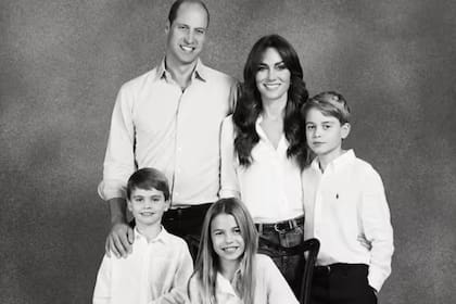 El detalle de la foto de la familia real que llamó la atención (Foto: Instagram @princeandprincessofwales / Josh Shinner)