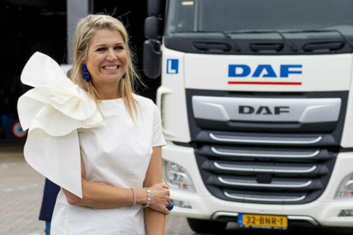 El detalle de la maxi flor sobre uno de los hombros de su top fue lo más extravagante de su outfit para la ocasión