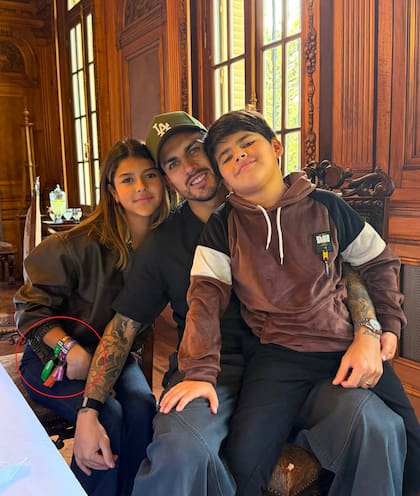 El detalle de las pulseras de Victoria Paredes